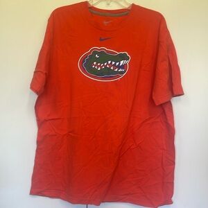 New Florida gators Nike men’s T-shirt.  Excellent condition.